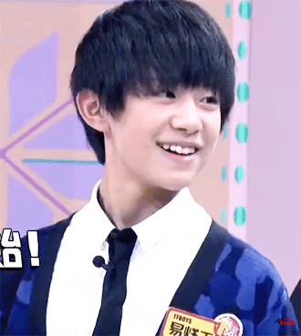 易烊千玺笑容虎牙酒窝gif动图_动态图_表情包下载_soogif