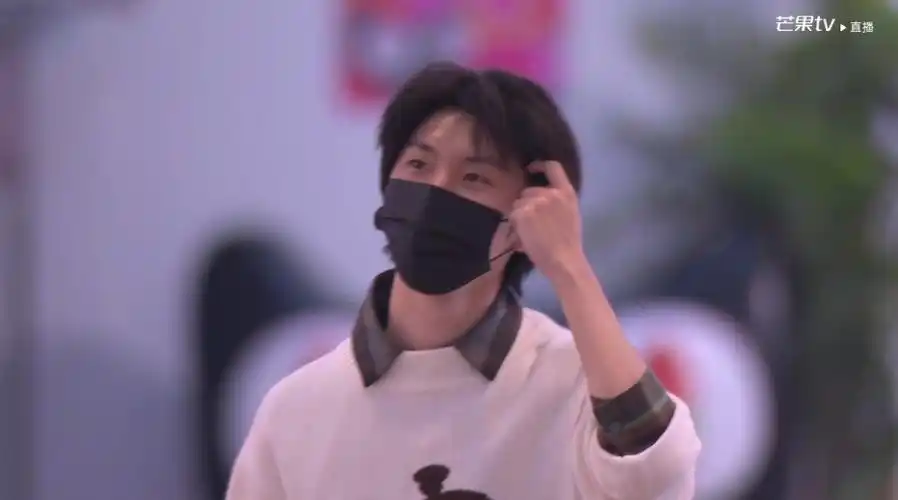 马嘉祺戴口罩下班#  马嘉祺疯狂好六夜打卡下班  #马嘉祺梦怼脸镜头