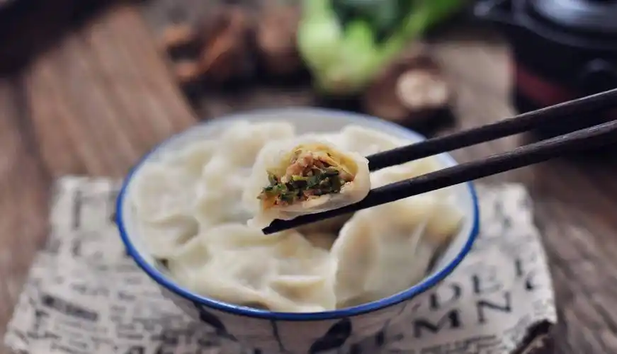 原创用香菇和猪肉包好的饺子皮薄馅大味真美一家人都喜欢吃