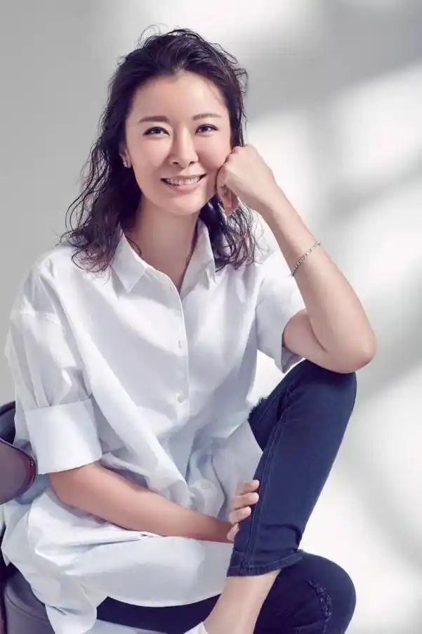 04和李亚鹏分手后不久,柯蓝和音乐王子李泉的来往逐渐密切了起来,2000