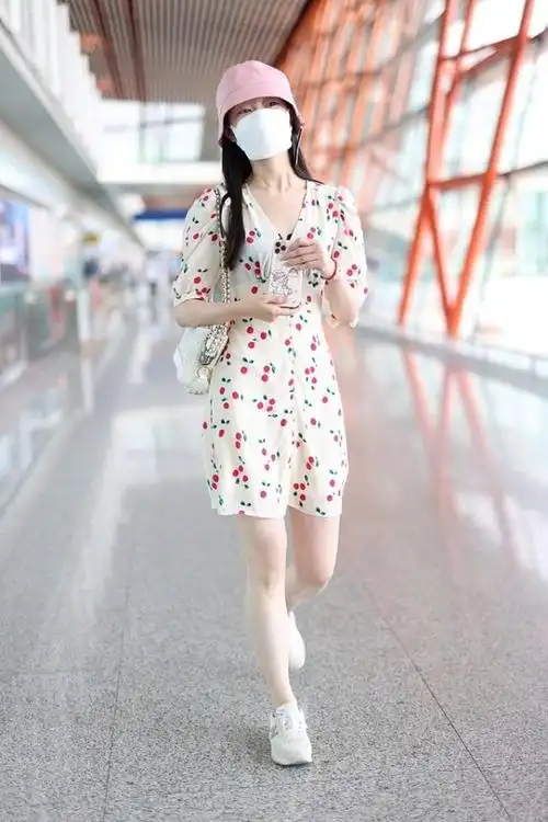 宋轶的身材和长相挺"混搭"的,长得很有古代感,曲线却很撩人