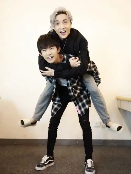 不知不觉之中,薛之谦和tfboys三人一起出演的电视剧《我们的少年时代