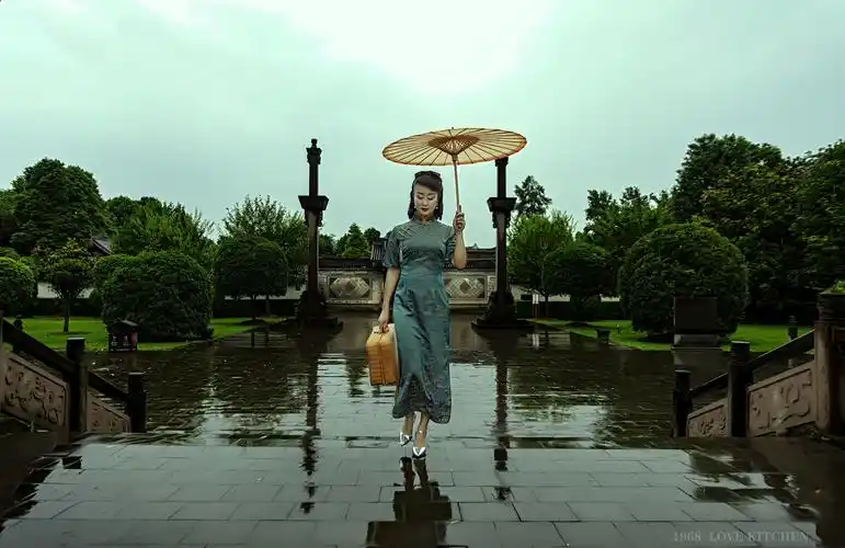 喜欢这样的画面江南的春天烟雨迷蒙撑着油伞的婀娜女子着一袭素色旗袍