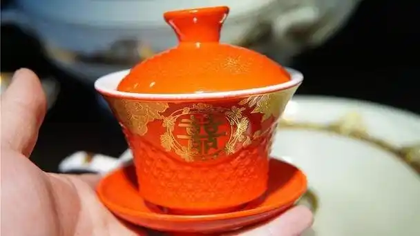 结婚现场,新娘当众倒掉奉茶:事先提的九千红包呢,给了再敬茶|婚礼|胡