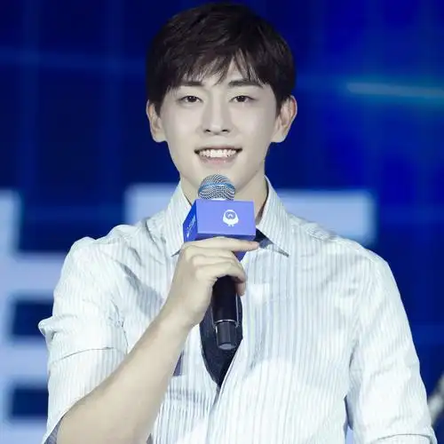 邓伦帅气迷人头像