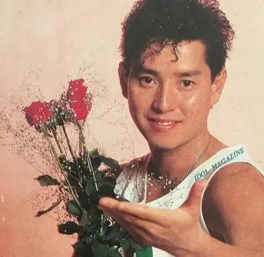 年轻时,谭咏麟就长得非常英俊挺拔,双眼,鼻子,嘴巴都很俊俏.