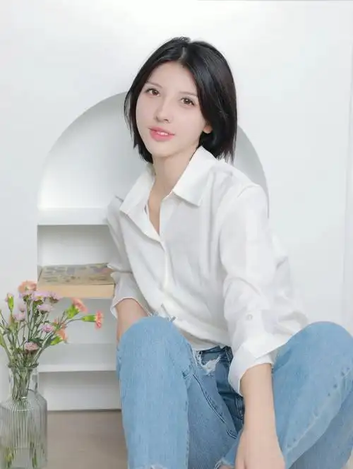 白色衬衫搭配一条简单得牛仔裤,整体简洁而舒适*不会给人突兀呆板得