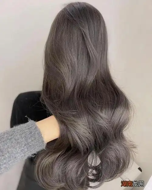 头发挑染什么颜色好看 染头发黑茶色和蓝黑色哪个更好看