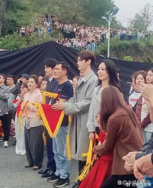 许凯和杨紫拍戏,这观看的人也太多了吧,这戏不火真的