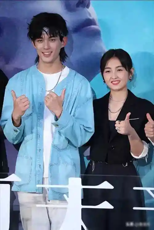 星光璀璨,爱如繁星:张子枫吴磊,演绎真爱之美