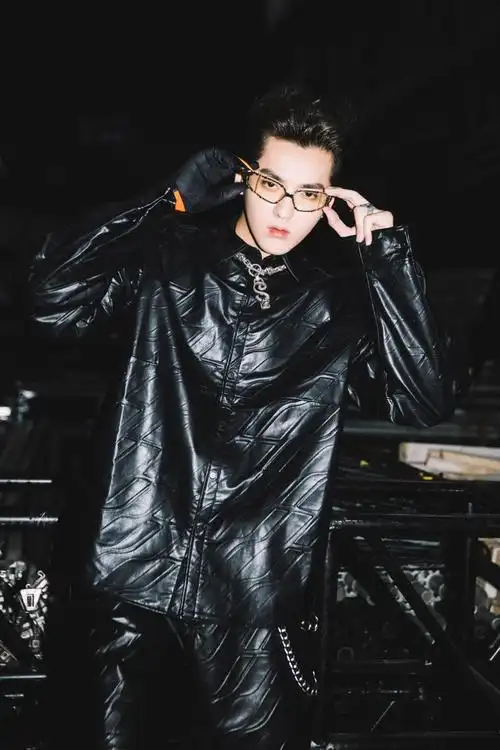 吴亦凡酷黑夹克写真图片