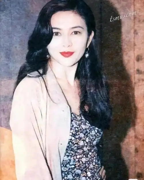 关之琳大片释出,黑发红唇端庄优雅,美目流盼,光影恣意