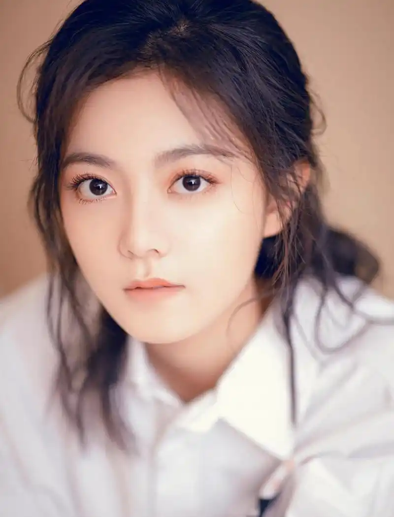 赵今麦的眼神清澈,气质清纯,看起来就是一个不谙世事的小女孩.