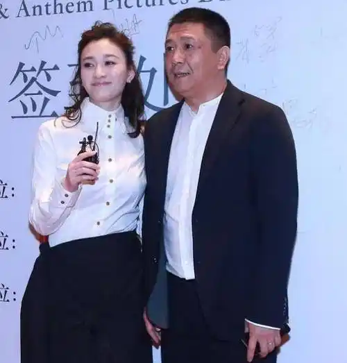 李小冉携老公现身,丸子头学生look与西装爸爸look的时尚碰撞!