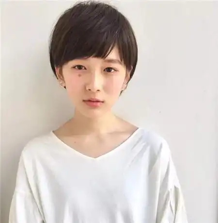 头发剪裁得超短的一面,干练清爽.一边发尾别到耳后,整款短发更清新些.