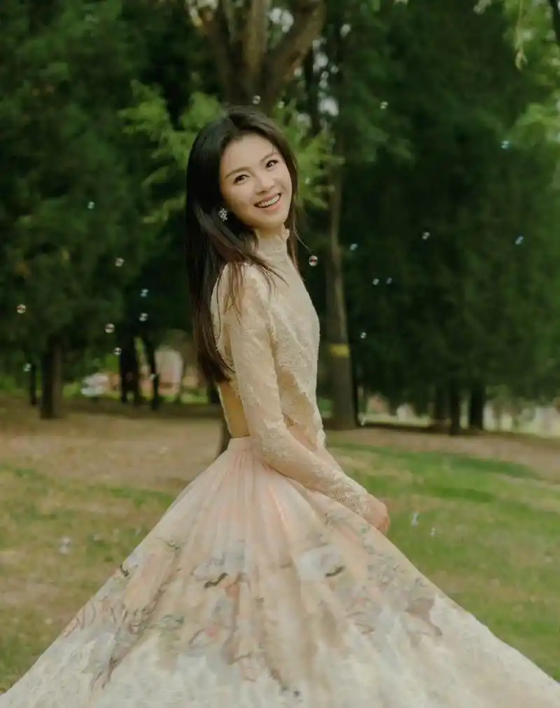 太喜欢刘涛的笑容了,温柔大方,梦回妈祖.