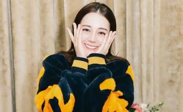 迪丽热巴一改往日自拍风格,嘟嘴卖萌比剪刀手!