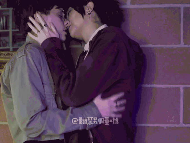 捂嘴!握脖!吻上去!两具身体迎合缠绵!啊啊啊!这对真的太会亲啦!