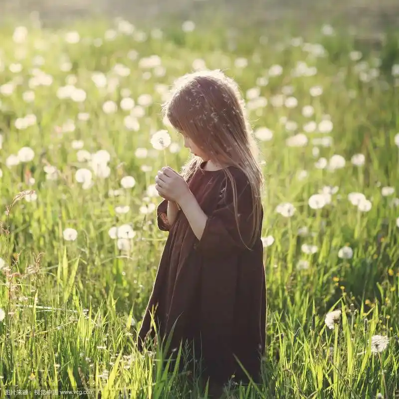 女孩在玩蒲公英
