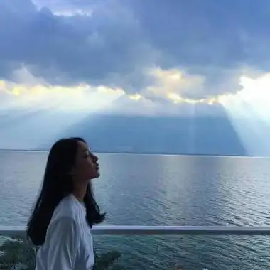 在海边的唯美伤感头像女生2021年纪大了就会蛮难受伤