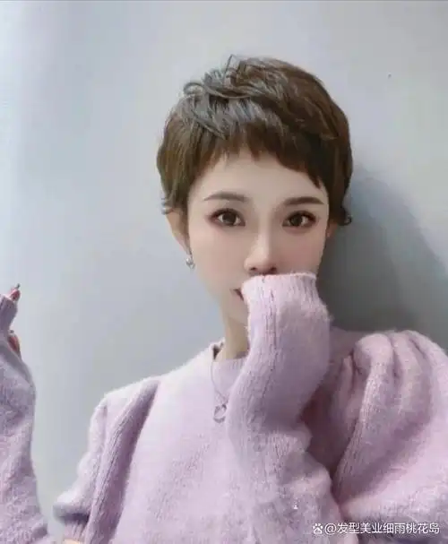 搭配精致超短碎发非常别致,染一个个性十足的发色很有