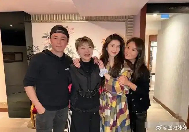 林心如和老公霍建华同框,难掩幸福甜笑,两口子结婚多年,育有一女儿