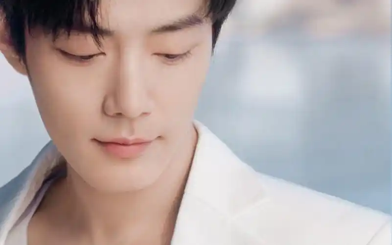 肖战一袭白衣缓缓走来!白马王子降临人间!