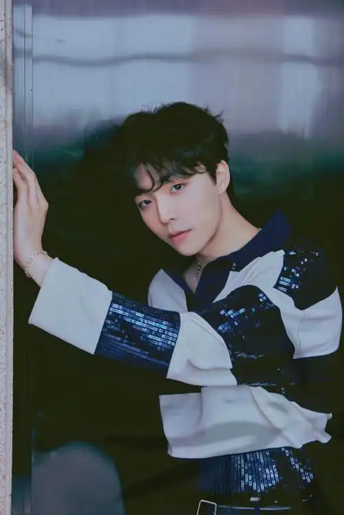 帅气有范,坐等今晚与农农不见不散～#陈立农蓝白亮片毛衣造型##陈立农