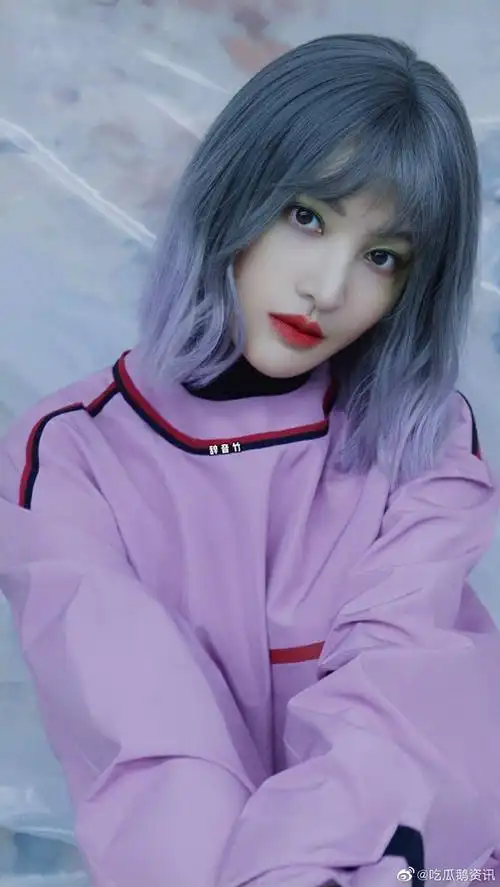 郑爽挑染紫发# 郑爽最新一期时尚画报公开. 来自吃瓜鹅资讯 - 微博