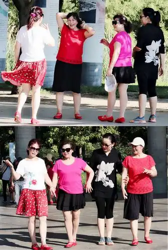 四姐妹在合计摆拍动作