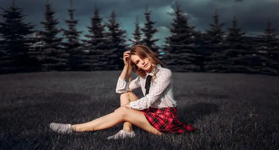 人物美女模特美腿艺术家伊万戈罗霍夫长发金发卷发看着