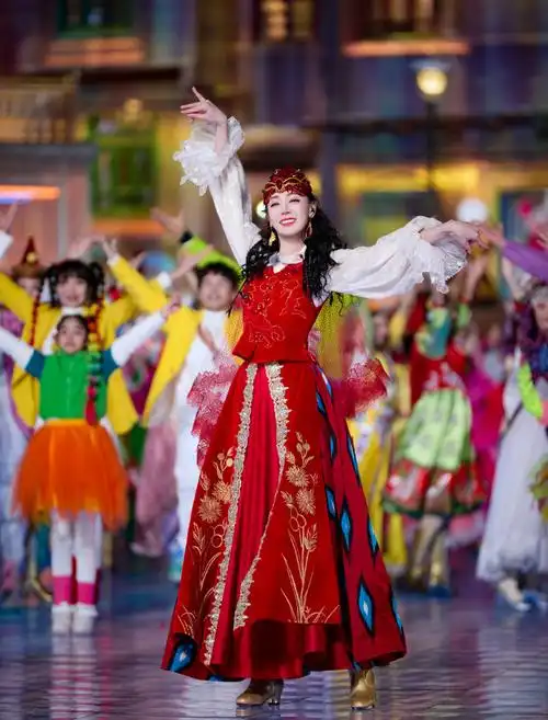 迪丽热巴超话[舞狮]#春晚#旋转起舞,裙角飞扬,挥别旧岁迎新年.