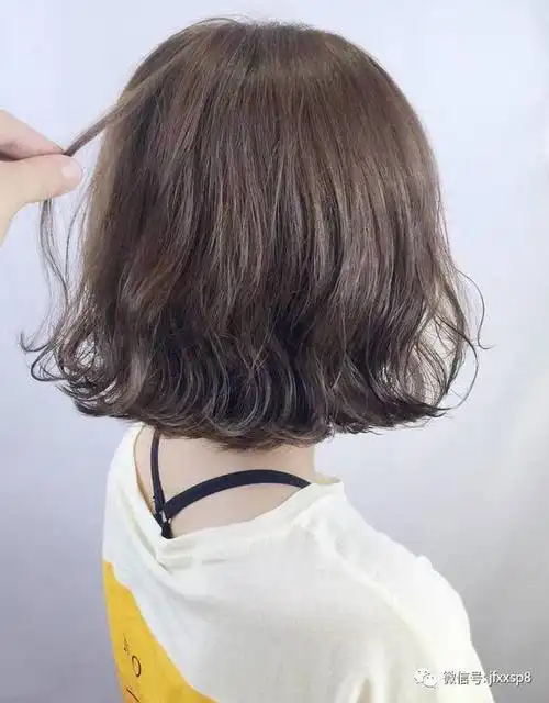 短发空气感烫发显得随意自然微微的纹理效果显得更减龄吸晴