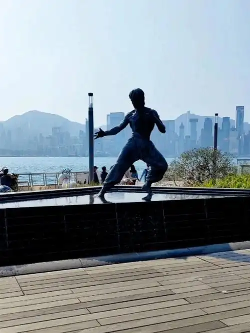 位于香港尖沙咀星光大道的李小龙铜像,一个让全世界知道中国功夫的人