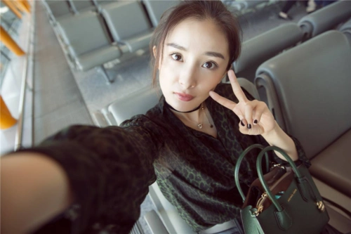 赵薇时尚杂志照曝光,慵懒造型俏皮可爱,44岁颜值不减宛如少女