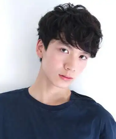 今年男生烫发新发型 男生烫发发型图片(2)