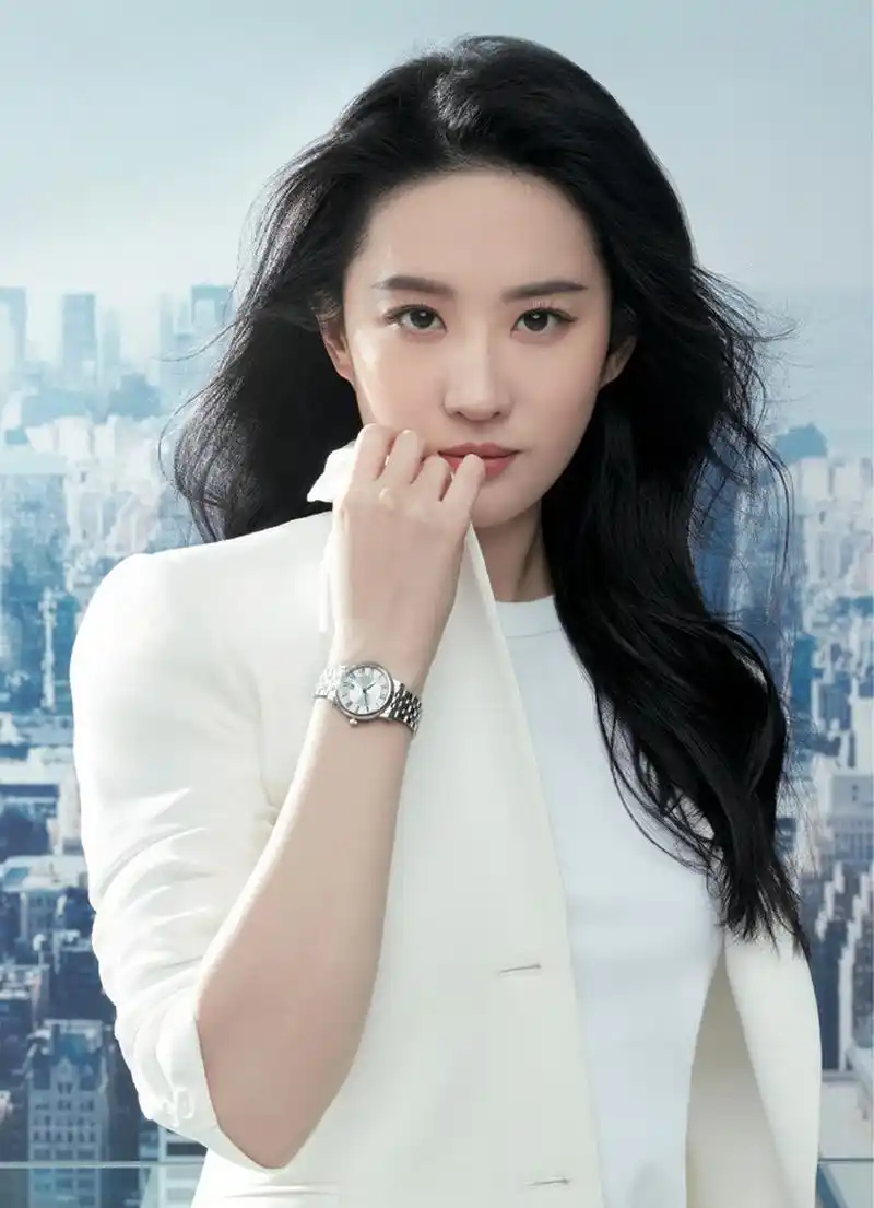 刘亦菲穿一身白色西装,精致干练,高端大气,高雅时尚,尽显女神的气质
