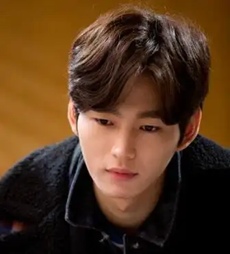 男士流行发型 烫发设计瘦脸更帅气