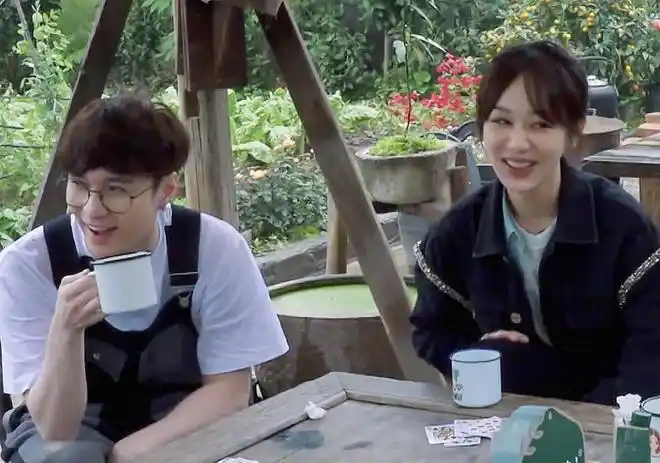 张艺兴喊杨紫绯闻女友穿同款睡衣节目中大胆回应恋情