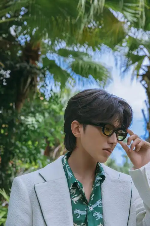 蔡徐坤白色西装造型惊艳亮相自然随性森系氛围感十足