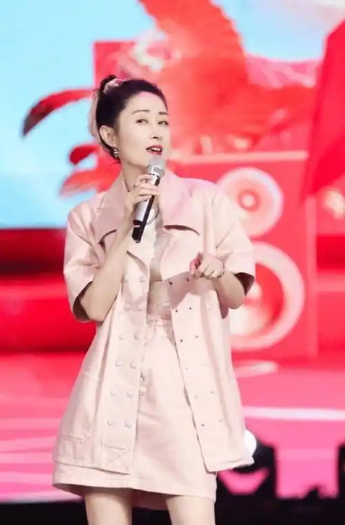 刘敏涛气质又开挂了,穿黑色大衣配腰带走机场,显高显瘦又高级_女性