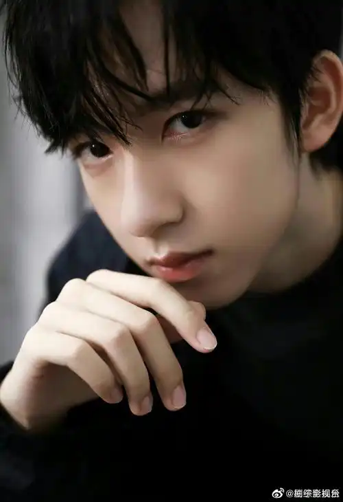 贺峻霖上网课截图 弟弟看起来好乖哦～戴眼镜的样子好可爱呀!