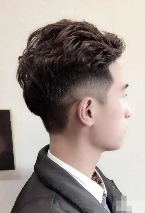 男生做两边剃掉中间蓬松发型 正当流行成时尚主题的短发打造