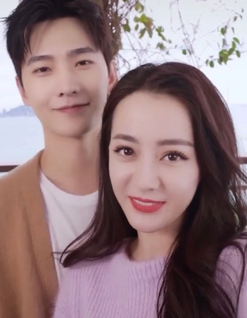 共度七夕杨洋迪丽热巴现身迪士尼被路人偶遇两人大方营业毫不避嫌