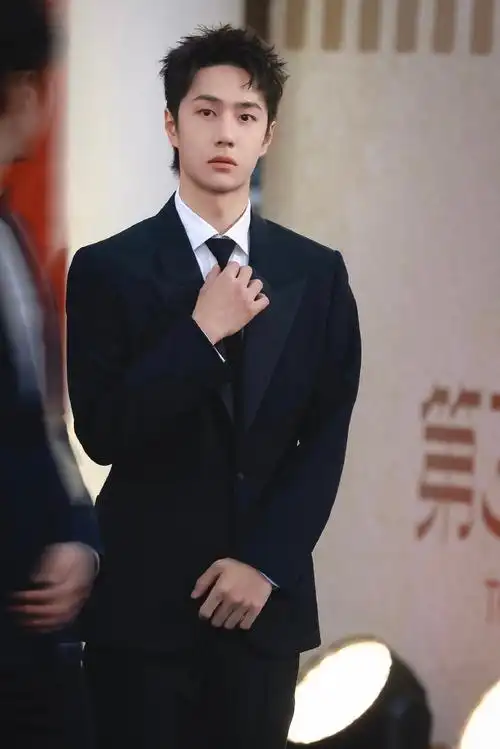 金鸡奖闭幕红毯##王一博走红毯用跑的##金鸡红毯明星生图