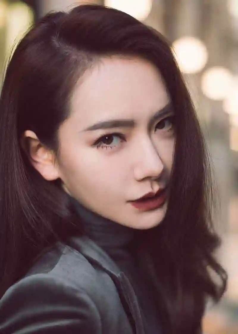 戚薇亮相米兰时装周 西装女王帅气温柔