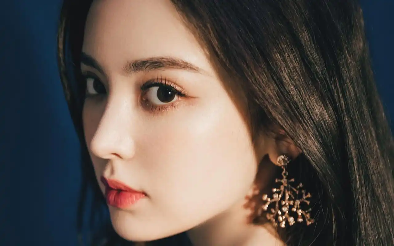 向往时尚|古力娜扎优雅甜美简洁黑色短裙披肩长发,星光梦幻灵动