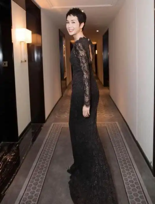 蒋雯丽玩"性感"也高级,透视蕾丝长裙秀s曲线,60后这身材少见
