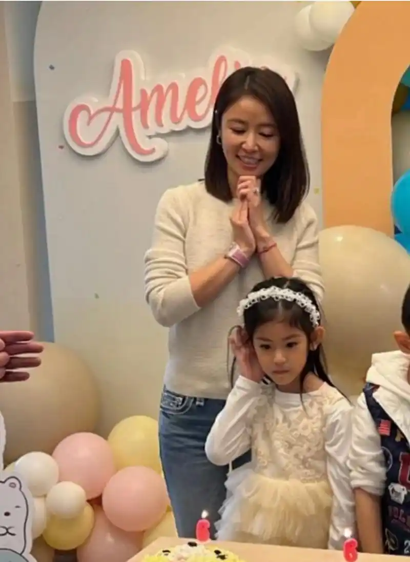 林心如和小海豚参与公益活动,穿搭简约又时尚,展现了生活态度和传递爱