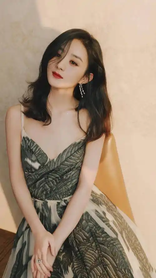 赵丽颖迪丽热巴两大美强惨终于越来越好了